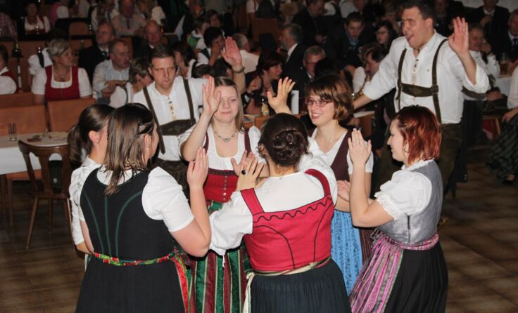 In Tracht oder Abendkleidung wird beim Bauernball aufgetanzt. Fotos: Bauernbund 