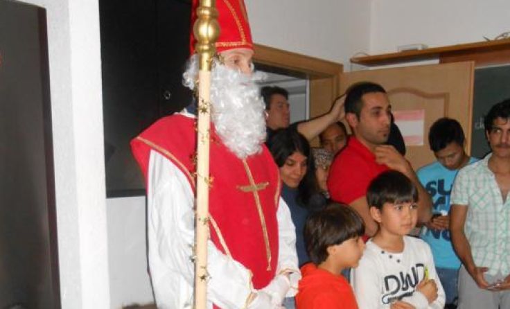 Asylwerber in Apfoltern lernten österreichische Tradition rund um Weihnachten kennen. 