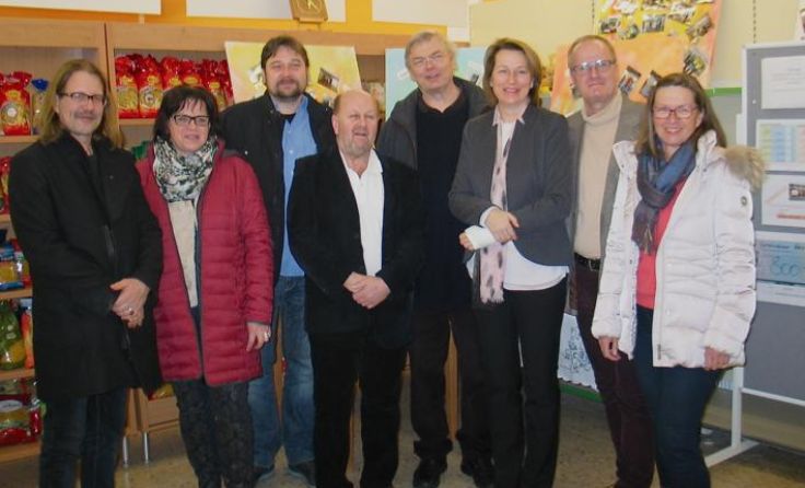 Obmann Herbert Stummer (vorne Mi.) mit Gemeindevertretern und Pfarrer Foto: Elisabeth Leitner