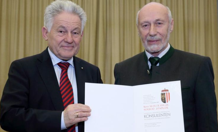 Herbert Stadler mit Landeshauptmann Josef Pühringer alle Fotos: Kauder/Land OÖ 
