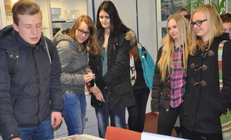 Schüler besuchten den Blindenverband in Linz und lernten, wie es sich anfühlt, blind zu sein. 
