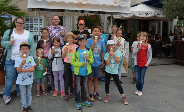 Nach dem Landhaus-Besuch bekamen die Kinder noch ein Eis. Fotos: Erika Ganglberger