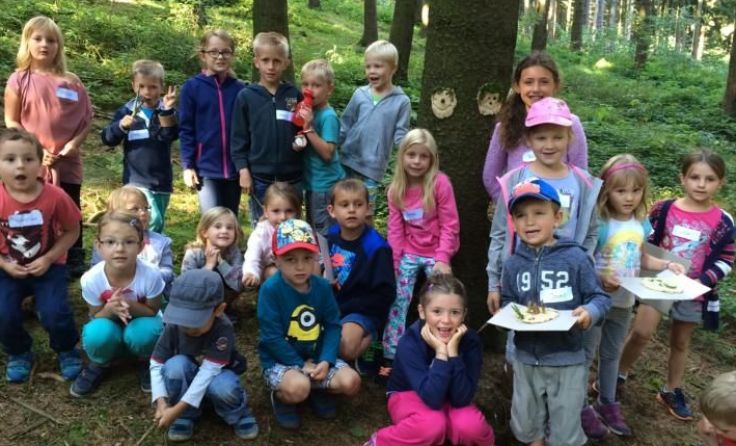 Einen „Waldausflug mit allen Sinnen“ machten Kinder in Eidenberg. 