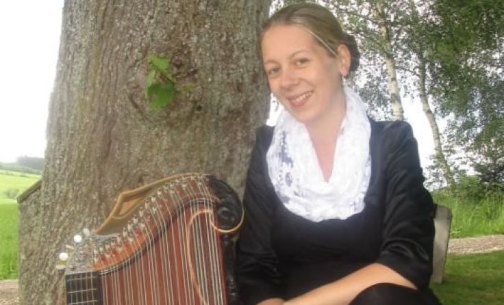 Karin Mitter hat ein Buch über die Zither geschrieben. 