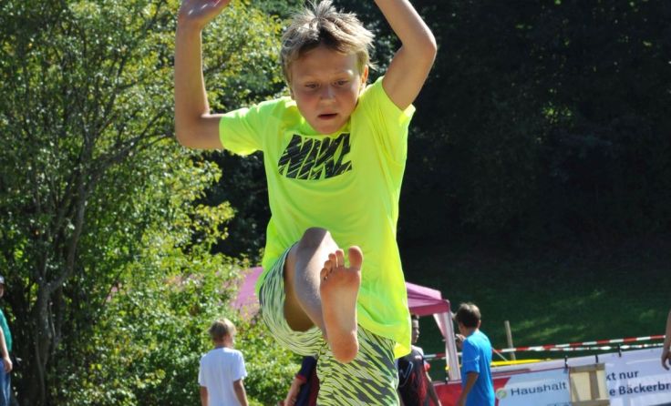 Leichtathleten zeigen beim Bezirksbewerb ihr Können. Foto: Debby Haepers