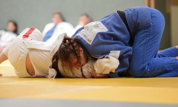 Stefanie Schütz (blauer Judogi) erkämpfte zwei Punkte in Wiener Neudorf. Foto: SVG