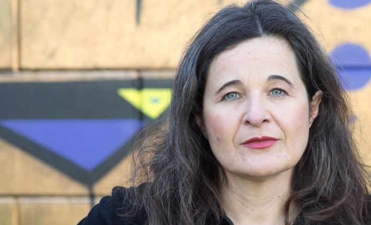 Maria Hofstätter präsentiert eine theatralische Lesung in Gramastetten. Foto: Mihai M. Mitrea