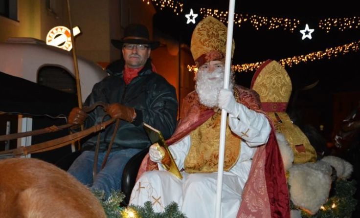 Der Nikolo besucht am 4. Dezember den Adventmarkt. Foto: Johann Mülleder