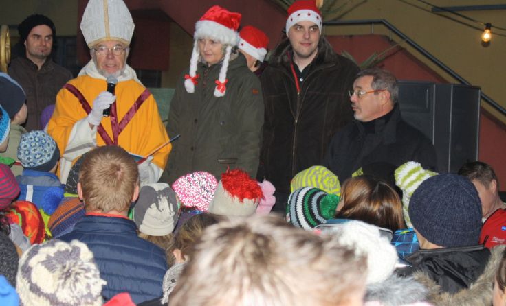 Der Waldinger Weihnachtsmarkt präsentiert sich in neuen Kleidern. Foto: Plakolm