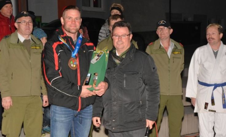 WM-Dritter, Martin Mairhofer, wurde von vielen Gratulanten empfangen. Fotos: Feuerwehr Treffling