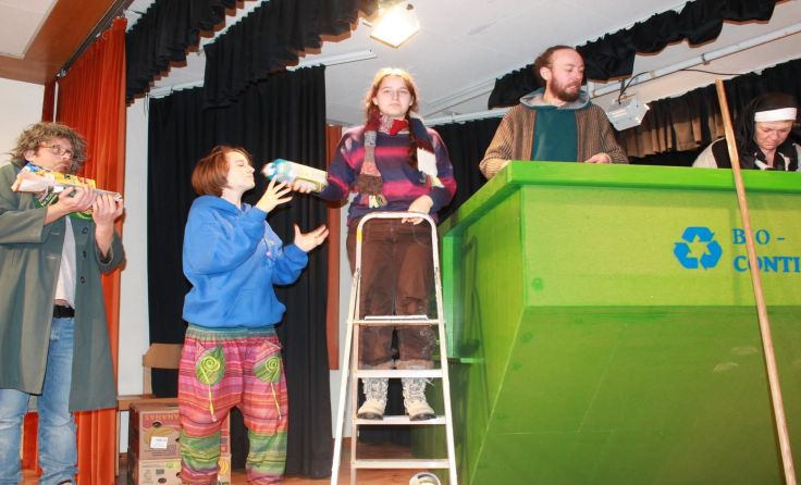 Eine Komödie über das „Containern“ zeigt das Theater an der Rodl. Foto: Christoph Froschauer