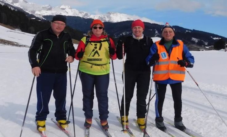 Bürgermeister Adi Hinterhölzl (l.) mit Teilnehmern der Blinden-Langlaufwoche 