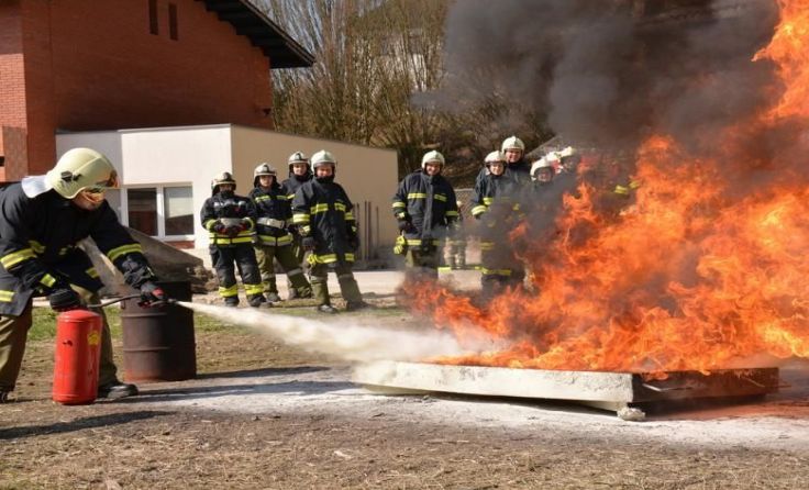 Den Grundlehrgang der Feuerwehr bestanden 54 Teilnehmer. Fotos: Herbert Denkmayr
