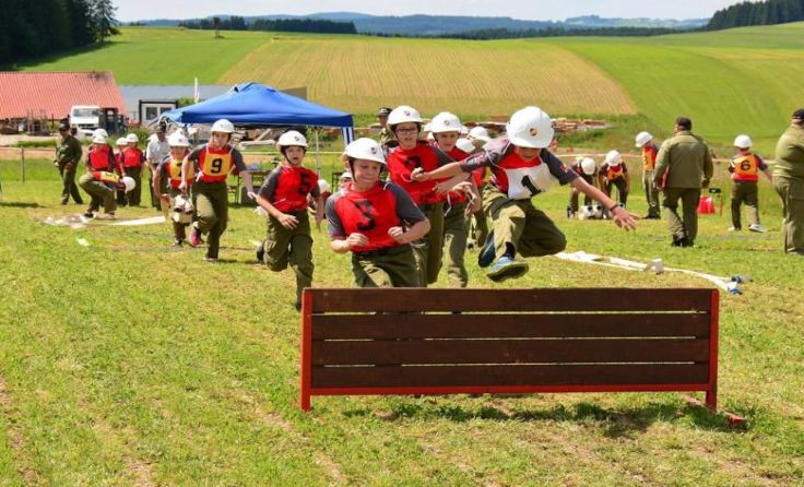 Schnelle Löschangriffe gab es bei dem Feuerwehr-Bewerb in Schendkenfelden. Fotos: Herbert Denkmayr