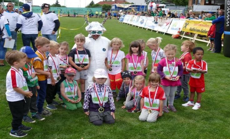 Die jüngsten Läufer wurden vom „Planeti“ unterstützt. Foto: SV Hellmonsödt/Hauser