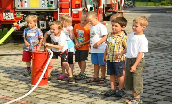 Einen Einblick in die Arbeit der Feuerwehr erhielten Kindergartenkinder. Fotos: Hans Filipp