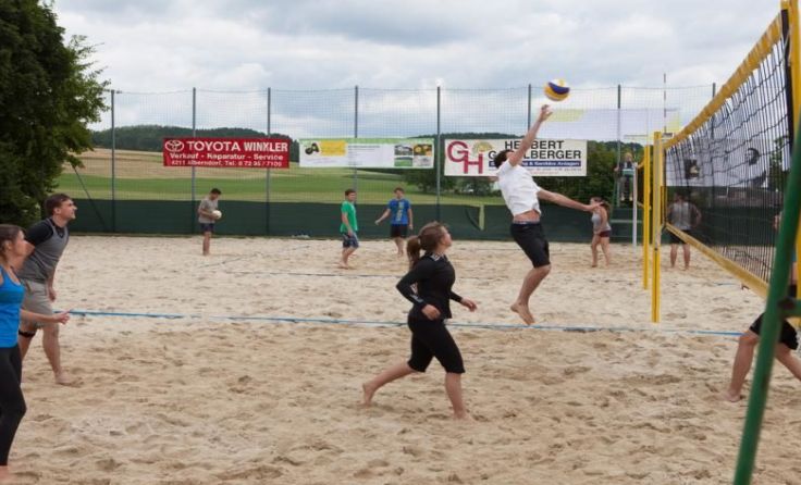 Viererteams treten beim Beachvolleyballcup in Alberndorf an. Fotos: Strigl 