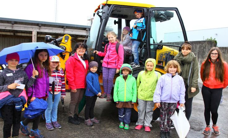 Bei der Rundfahrt mit dem Bagger konnte der Regen die Kinder nicht stoppen.Fotos: Hans Dumfarth