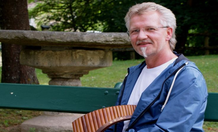 Willi Bröslmeyr spielt auf seiner Panflöte fünf Konzerte im Bezirk. 