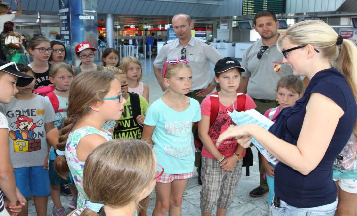 Waldburger Kinder bei der Führung im Flughafen Linz Hörsching. Fotos: Erwin Summerauer