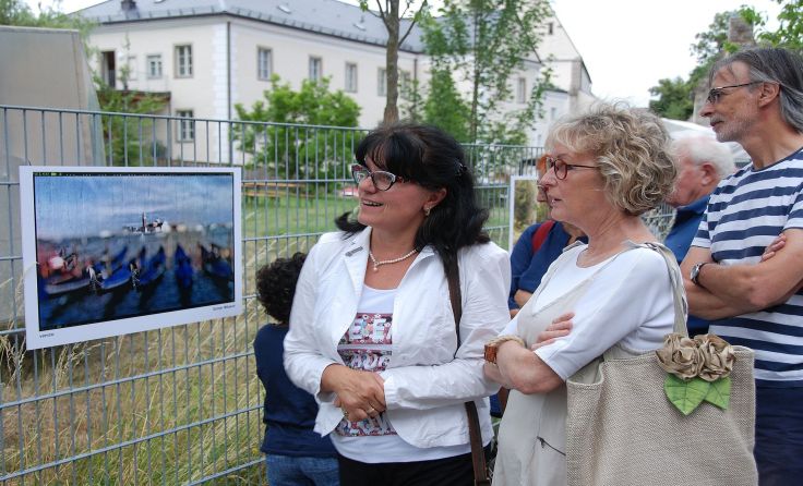 Bgm. Gisela Gabauer (l.) war beim Ausstellungsrundgang dabei. Foto: Alois Berger