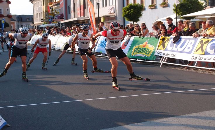 Auf Skirollern starten die Langläufer beim Rennen in Bad Leonfelden. 