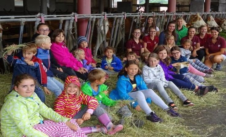 Kinder durften in den Ferien einen Tag auf dem Bauernhof verbringen. Foto: Christina Hanner