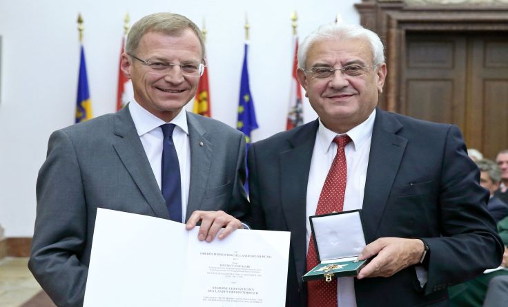 Landeshauptmann Thomas Stelzer ehrete Helmut Feilmair. Foto: Land OÖ/Stinglmayr