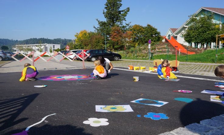 Kinder durften die neue Fahrbahnerhöhung künstlerisch gestalten. Foto: Marktgemeinde Walding