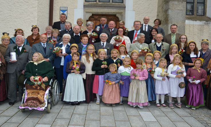 Zwölf Jubelpaare wurden beim Erntedankfest in Zwettl gesegnet. Foto: Erika Ganglberger
