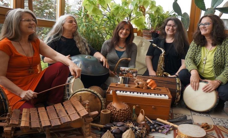 Yumama und die Trommelgruppe des Diakoniwerks machen gemeinsam Musik. Foto: Yumama 