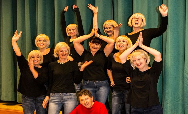 Das Ensemble PopUp präsentiert „Take it easy“ in Ottensheim. Foto: Werner Elsnig