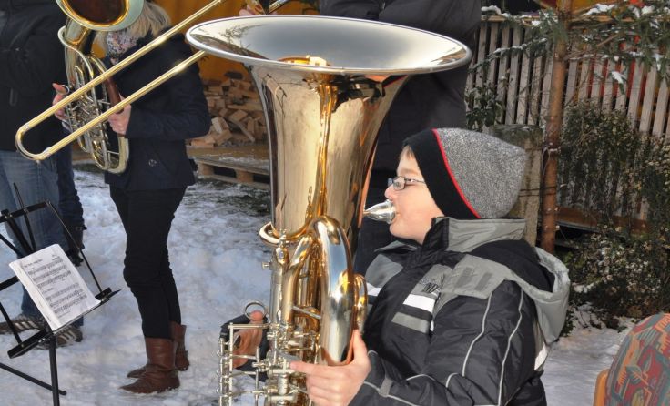 Der Herzogsdorfer Adventmarkt wird musikalisch umrahmt. Foto: Gerhard Weindl
