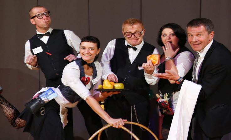 Kabarett und leckeres Abendessen werden bei der Dinnershow kombiniert.