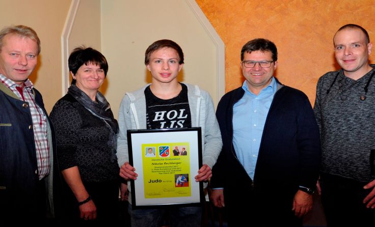 Der Gemeindevorstand mit Niklas Rechberger (mitte) bei der Ehrung. Foto: Gemeinde Haibach