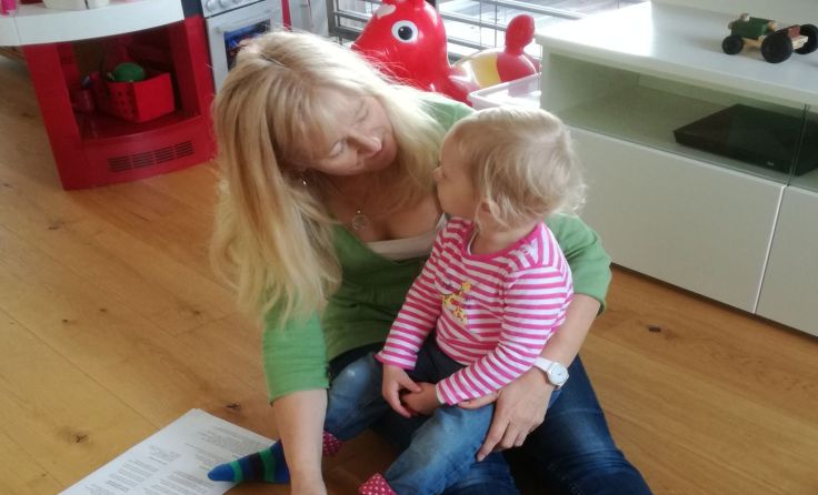 Leihoma Elfriede Schoißengeyr mit einem ihrer Leihenkerl. 