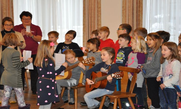 Die Erstkommunionskinder besuchten die Tanzgruppe des Seniorenbundes. Foto: Seniorenbund Altenberg