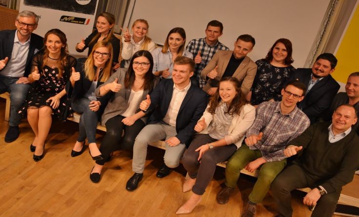 Das neue Team samt Ehrengästen rund um Bezirksobmann Dominik Danner. Foto: Christian Wöss