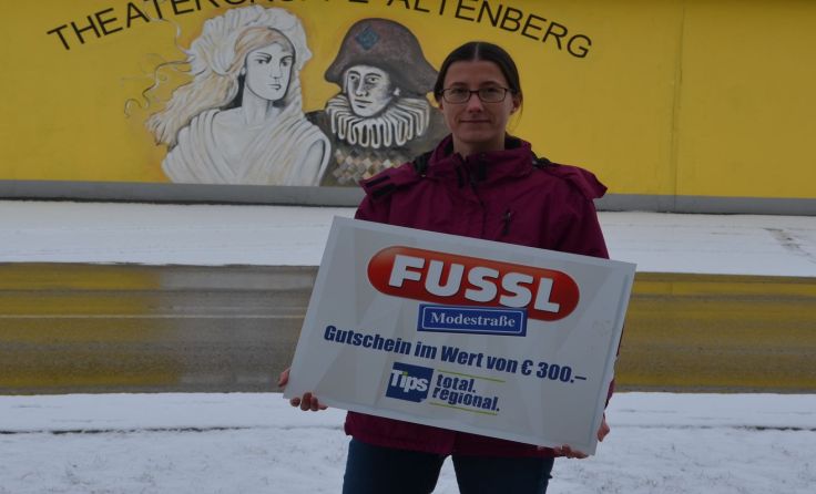 Tamara Mayr aus Altenberg freute sich über den Fussl-Gutschein. Foto: Maurer 