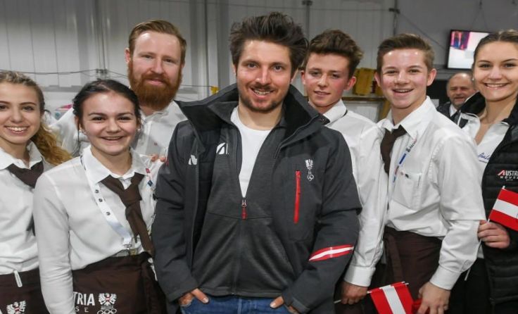 Die Schüler der Tourismusschule Bad Leonfelden mit Marcel Hirscher. Foto: Foto Spiess Tirol