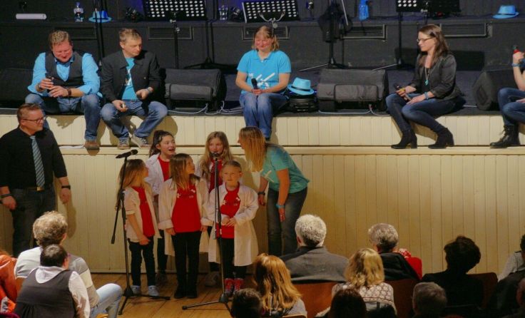 „The Cho-Kids“ sangen gemeinsam mit Mixxdur in Walding. Foto: KUIWA 