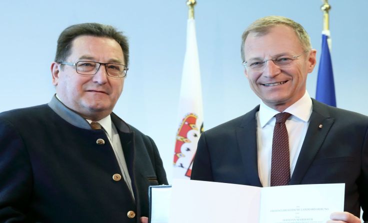 Hermann Mairhofer wurde von Landeshauptmann Thomas Stelzer geehrt. Foto: Land OÖ/Stinglmayr 