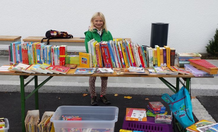 Spielzeug und Bücher können beim Flohmarkt gekauft werden. Fotos: Bibliothek Gramastetten