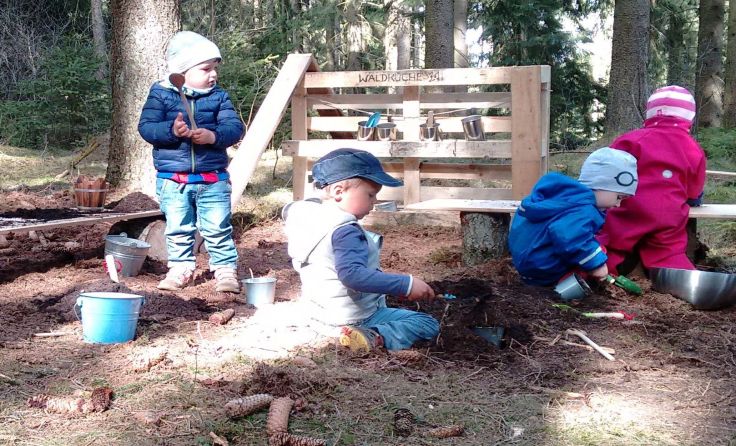 „Ab in den Wald“ heißt es bei der Spielgruppe der kleinen „Waldfüchse“. 