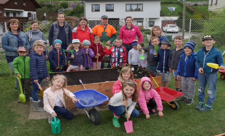 Die Gesunde Gemeinde Eidenberg spendete dem Kindergarten zwei Hochbeete. Foto: Neubauer