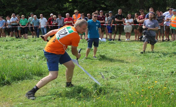 Mit vollem Einsatz nahmen 70 Personen beim Landjugend-Mähbewerb teil. Fotos: LJ Urfahr