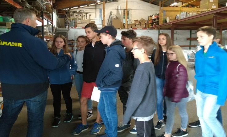 Schüler bei den Betriebsbesuchen Foto: NMS Oberneukirchen 
