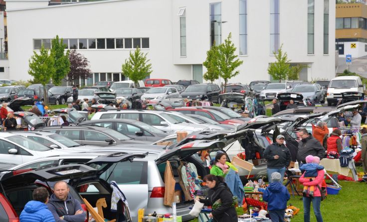 Stöbern und feilschen kann man beim Kofferraumflohmarkt in Lichtenberg. Fotos: Christian Wöss