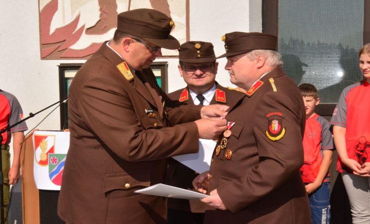 Die Ehrung nahm Bezirks-Feuerwehrkommandant Johannes Enzenhofer vor. Fotos: Herbert Denkmayr