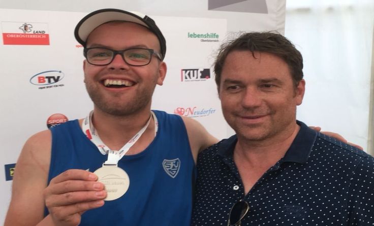 Kevin Pilat wurde eine Medaille von Ex-Skistar Christian Mayer überreicht. 